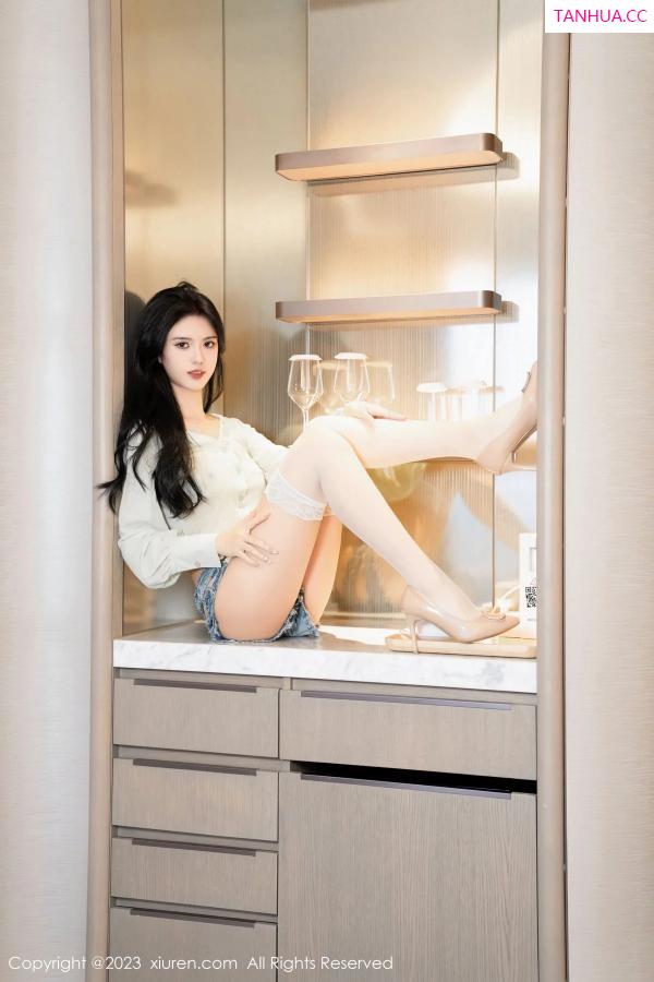 李浅浅  [XiuRen]高清写真图 2023.12.27 No.7874 浅浅Danny 丝袜美腿第14张图片